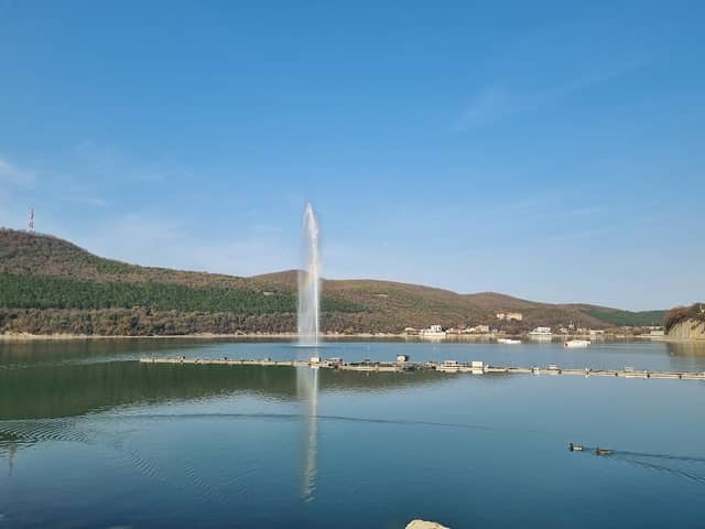 Poyushchiye Fontany - Image 1