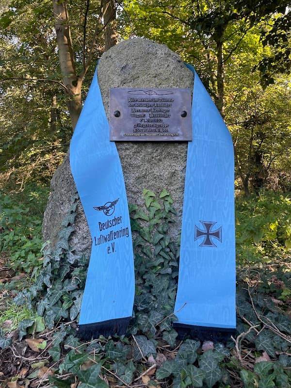 Fliegerdenkmal - Image 1