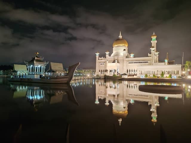 Omar Ali Saifuddien Mosque - Image 1
