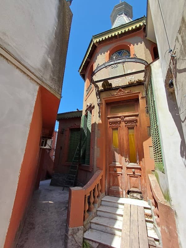 Casa antigua con cúpula - Image 1