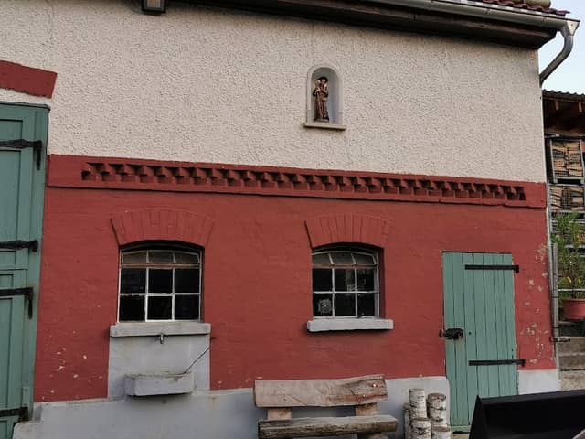 Altes Wirtschaftsgebäude mit Bildstock - Image 1