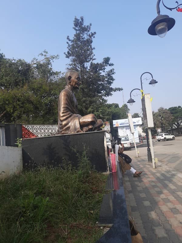 Mahatma Gandhi statue - Image 1