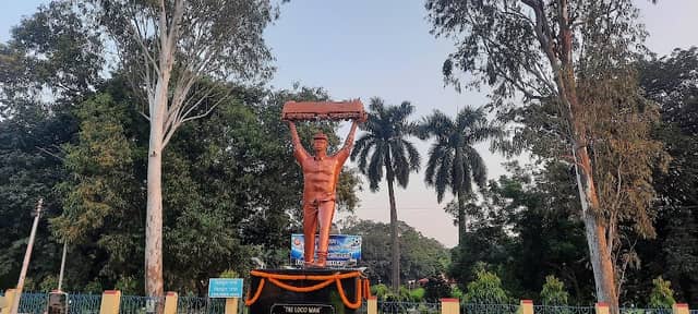 THE LOCO MAN STATUE - Image 1