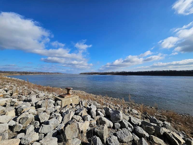 Riverfront park - Image 3