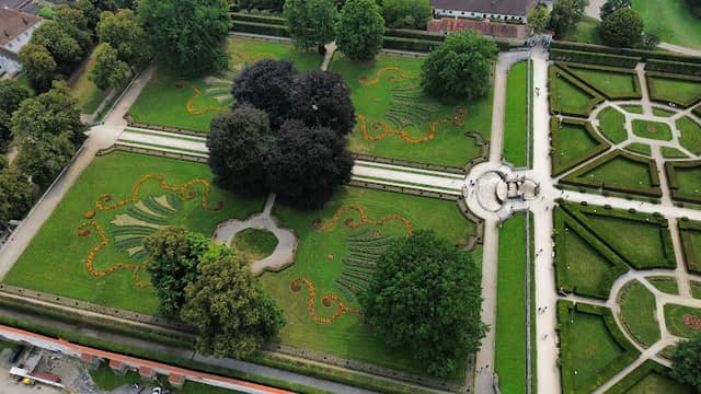 The Castle Garden - Image 1