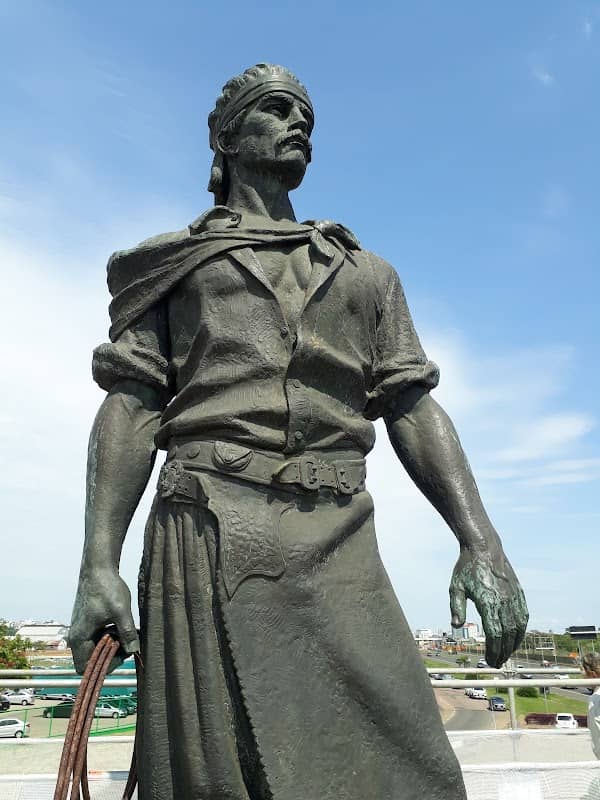 Monument to Laçador - Image 1