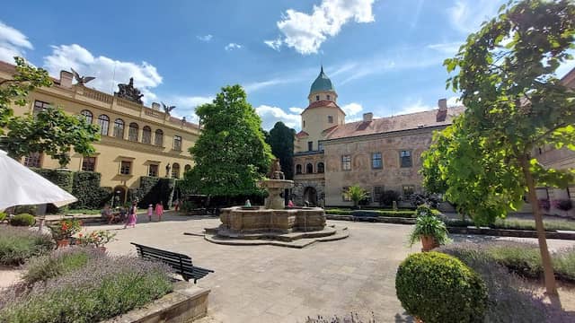 Kašna zámku Častolovice - Image 1