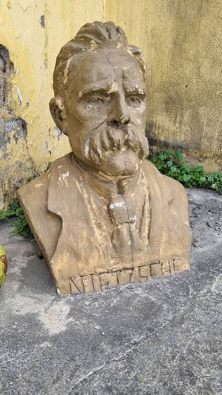 Estátua de Nietzsche - Image 2