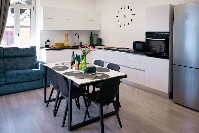 Belvedere 229 Lakeview Apartment - Image 1