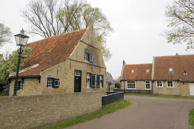 Oudheidkamer. Pand onder zadeldak tussen topgevels. Gedateerd 1751. Inwendig gaaf bewaard (Rijksmonument) - Image 1