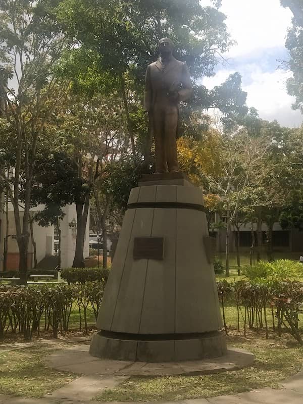 Escultura de Andrés Bello - Image 1