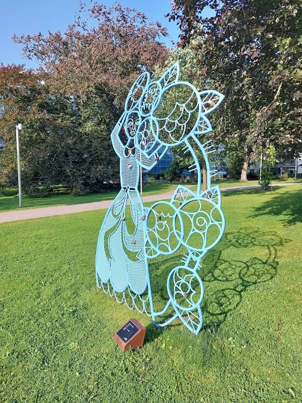 Hanna Hallén Ihopa Statue - Image 2