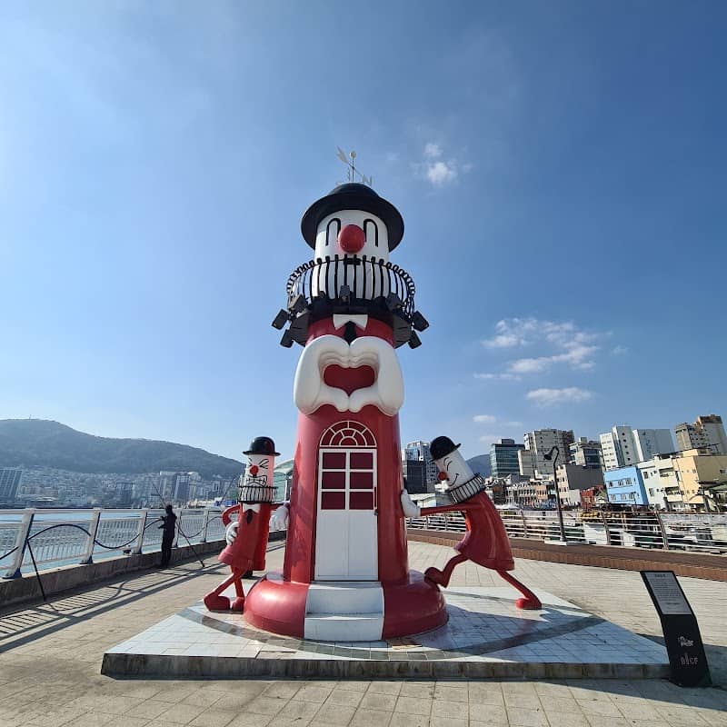 Yurari Square - Image 1
