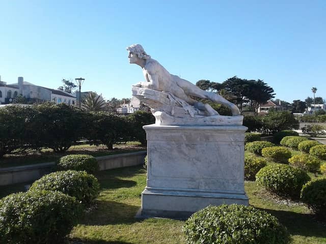 El Acecho Escultura - Image 1