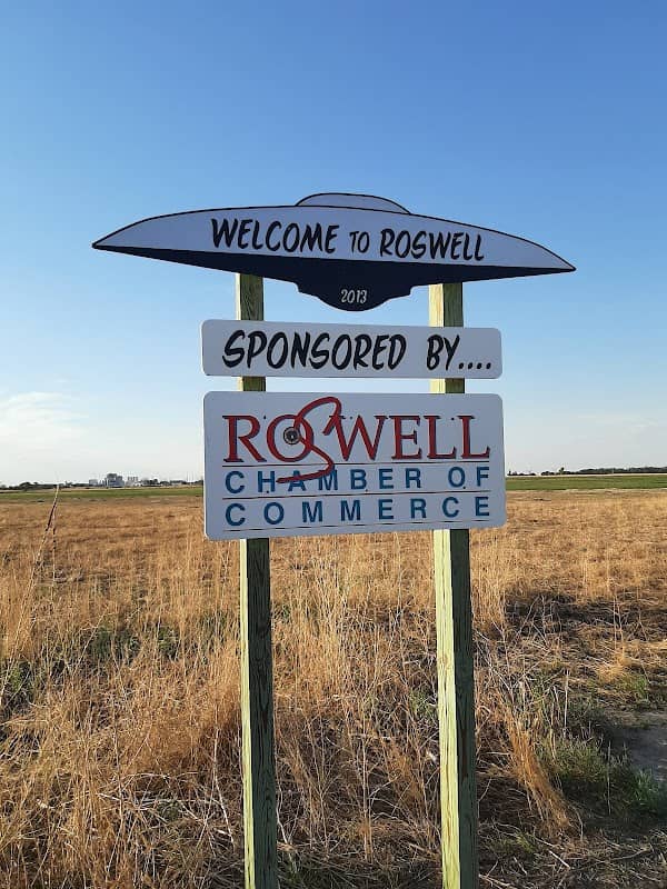 Roswell welcome sign and spaceship - Image 1