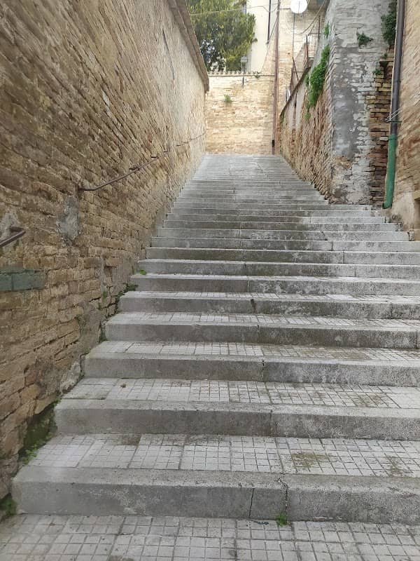 Vicolo stretto ( il più piccolo della provincia maceratese) - Image 1