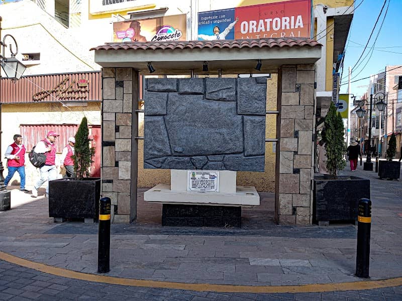 Réplica de la piedra de los 7 ángulos - Image 1