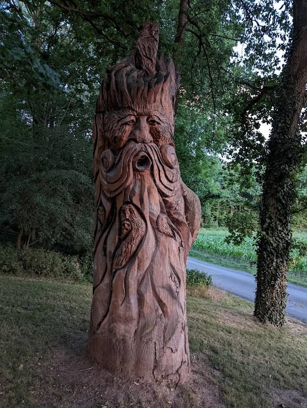 Holzskulpturen am Weberhaus - Image 1