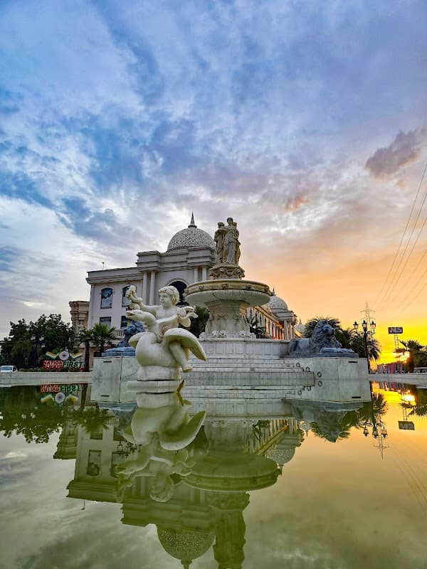 World street Fountain - Image 1