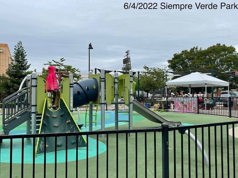 Siempre Verde Park - Image 2