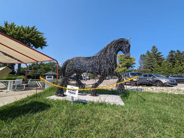 Horse sculpture - Image 1