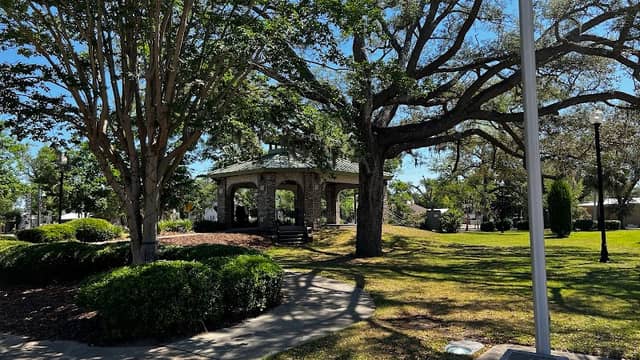 Oaks by the Bay Park - Image 2