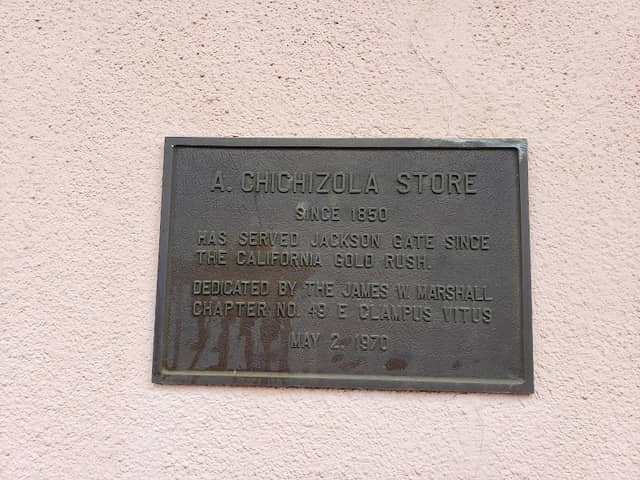 Chichizola Family Store Complex - Image 2