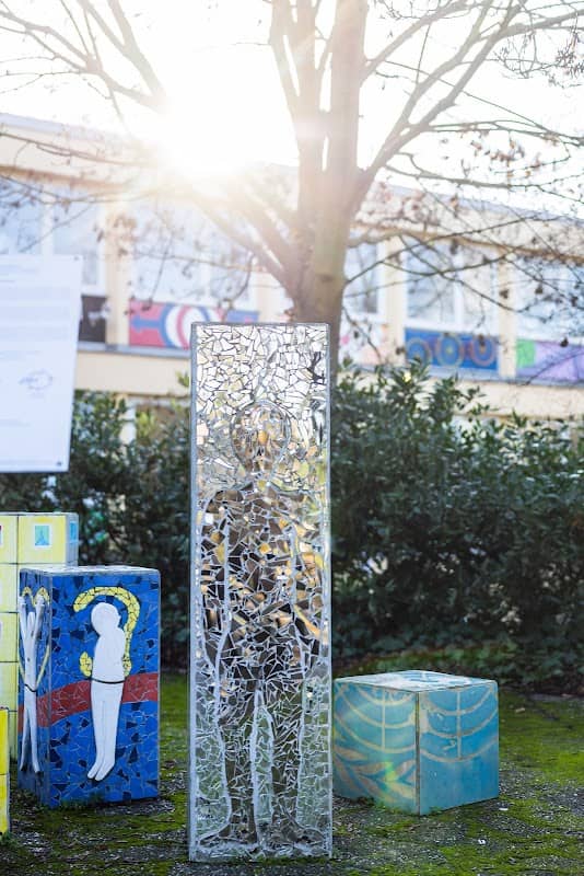 Ort der Kinderrechte / Säule mit Spiegeln / Artikel 19 - Image 2