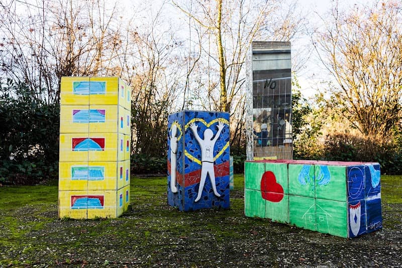 Ort der Kinderrechte / Säule mit Spiegeln / Artikel 19 - Image 1