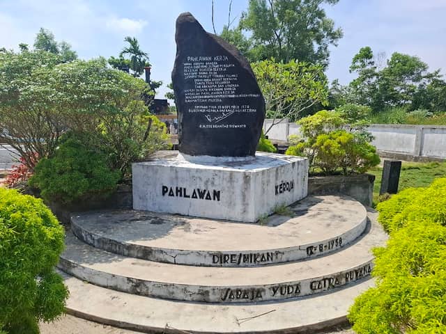 Tugu " Romusha " Pahlawan Kerja & Lokomotif Esslingen - Image 1