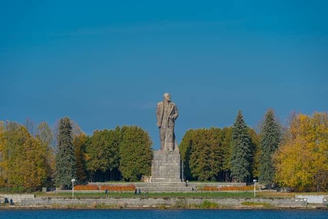 Monument to Lenin - Image 1