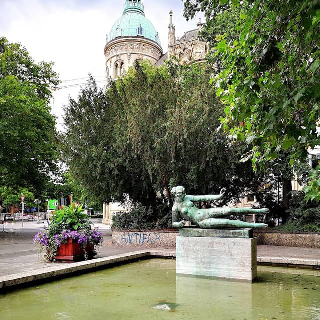 Georgsplatzbrunnen (L'Air) - Image 1