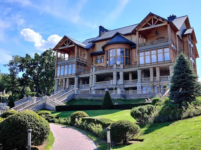 Mezhyhirya Residence - Image 1