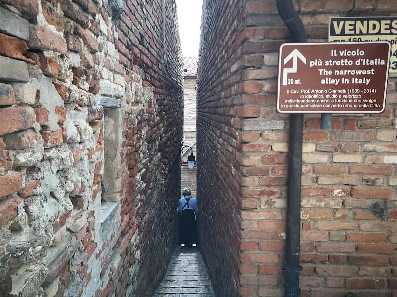 The narrowest alley in italy - Image 1