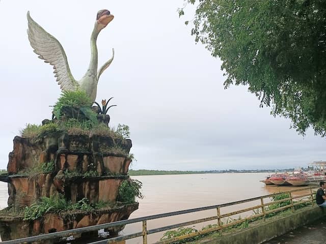 Sibu Swan Statue - Image 1