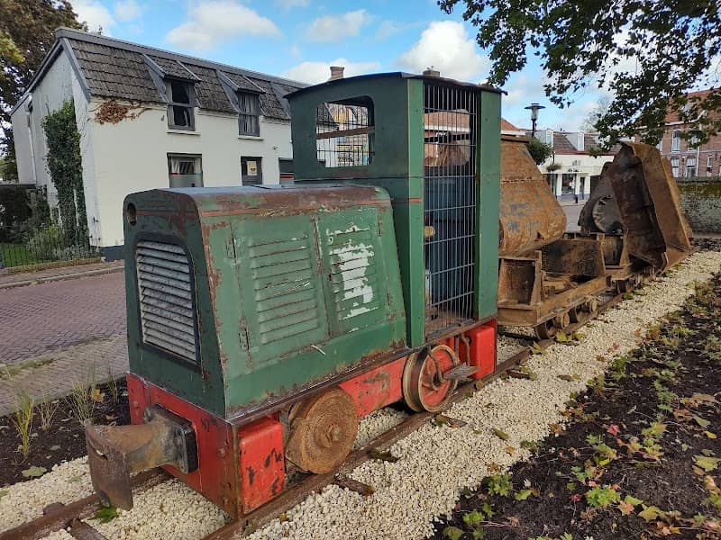 Historische locomotief met kiepkarrenđźš‚ - Image 1
