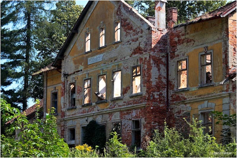 Bývalá nádraží budova úzkokolejné železnice Heřmanička - Image 1