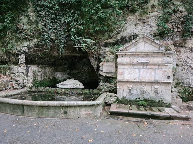Fontaine St Jean - Image 1