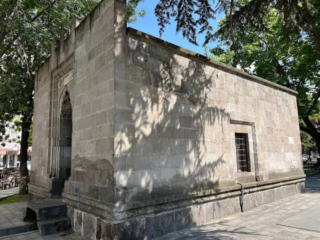 Amir Shahab Tomb - Image 1