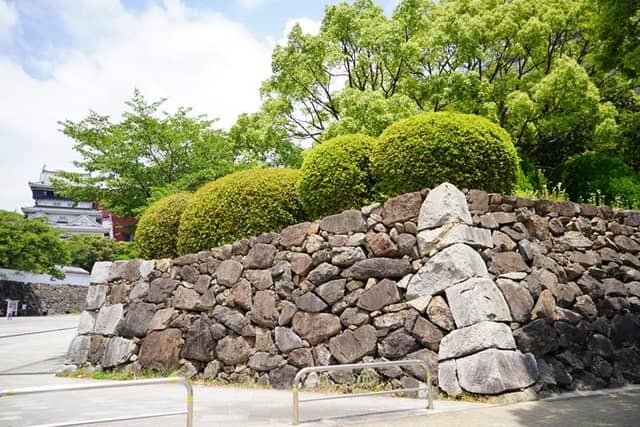 小倉城を走る白い忍者の塀 - Image 1