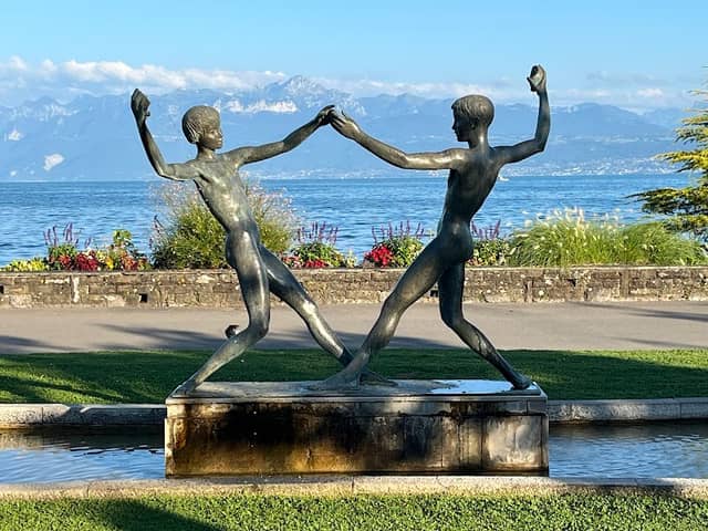 Escultura de los dos jovenes - Image 1