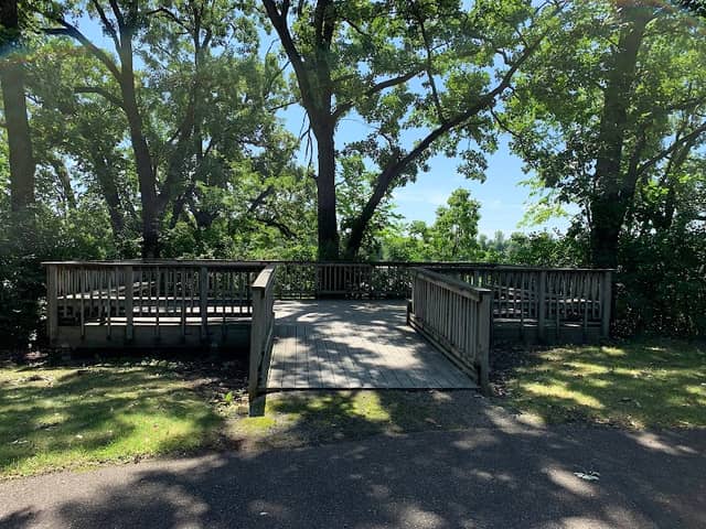 Smetana Lake Park - Image 2