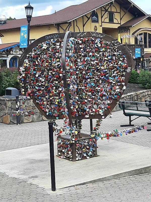 Love tree - Image 1