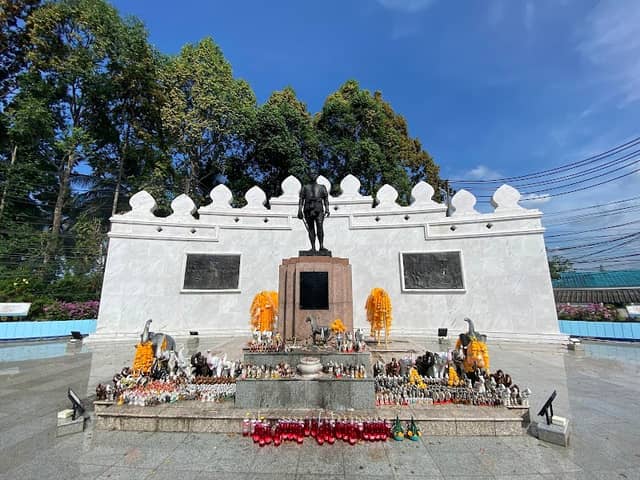 Phraya Thukharat Monument - Image 1