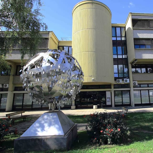 World Sculpture - Image 1