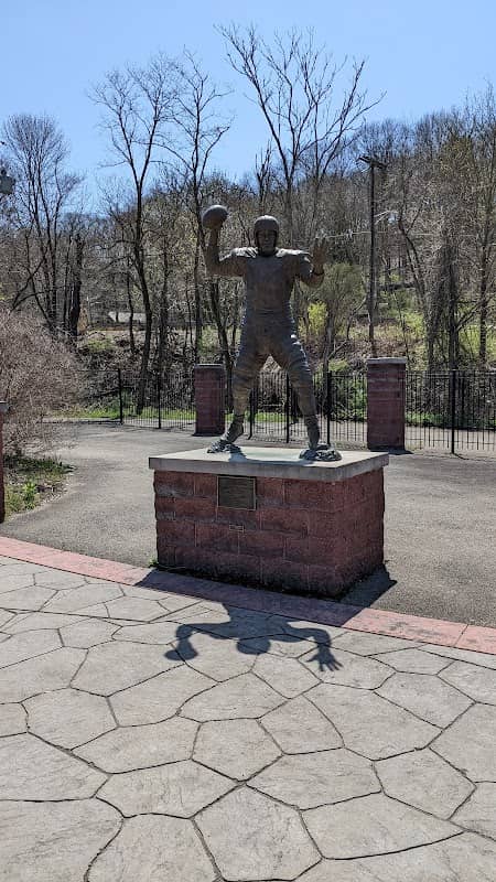 Willie Thrower Memorial Statue - Image 1