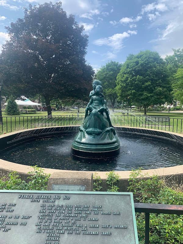 Wynken, Blynken, & Nod Statue - Image 1