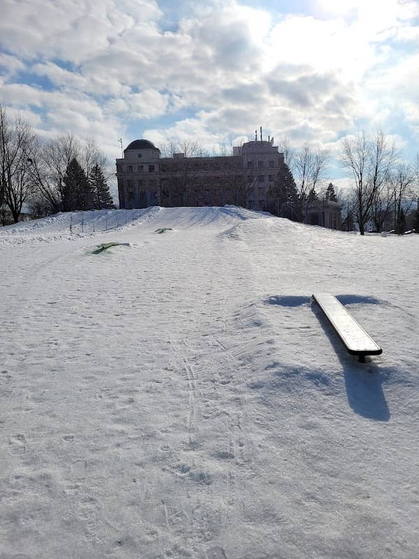 Parc à neige de la mairie - Image 1