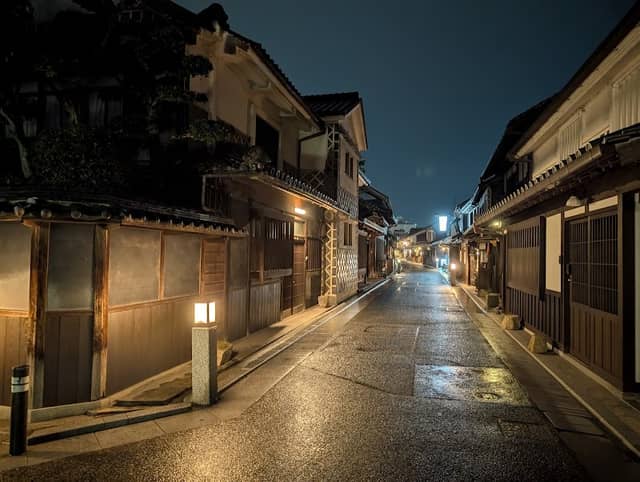ナマコ壁の裏道 - Image 1