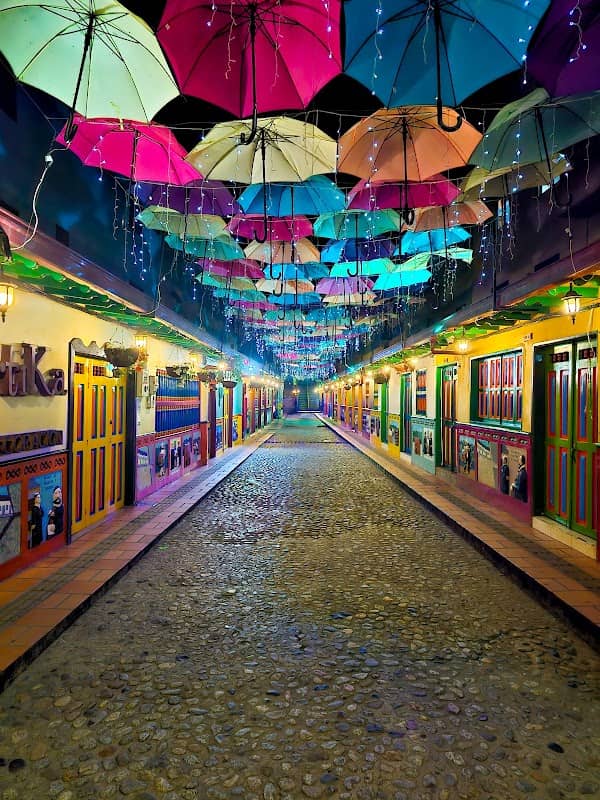 Calle de las sombrillas Guatape - Image 1